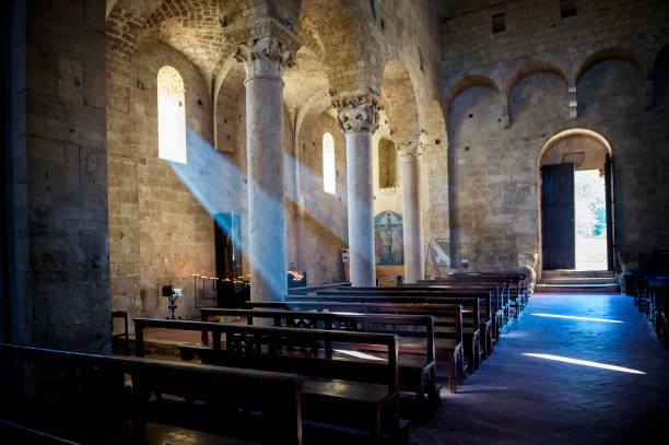 abadia de sant'antimo em montalcino, toscana, itália - benedictine - fotografias e filmes do acervo