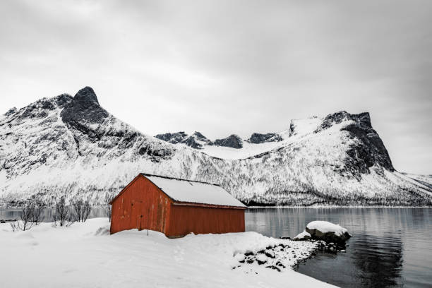 冬の間にノルウェー北部のセニヤ島島に劇的な冬の風景を流すノルウェー赤 - snow horizon winter shed ストックフォトと画像