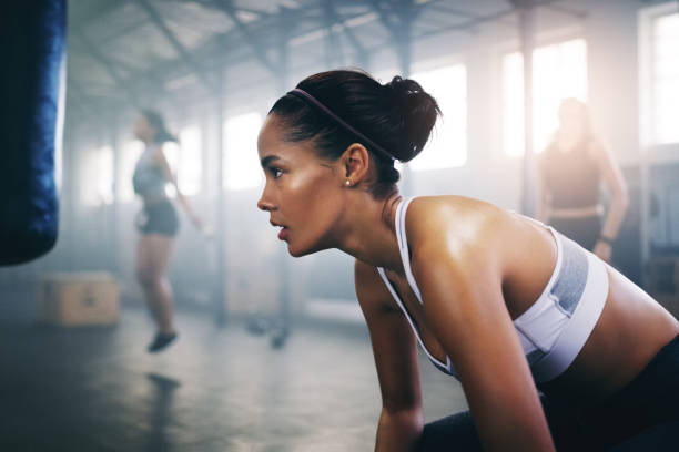 augen auf den preis, aufgeben ist nie eine option - women sweat healthy lifestyle exercising stock-fotos und bilder