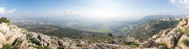 vista do nascer do sol do monte precipício perto de nazaré sobre o vale adjacente - horizon over land israel tree sunrise - fotografias e filmes do acervo