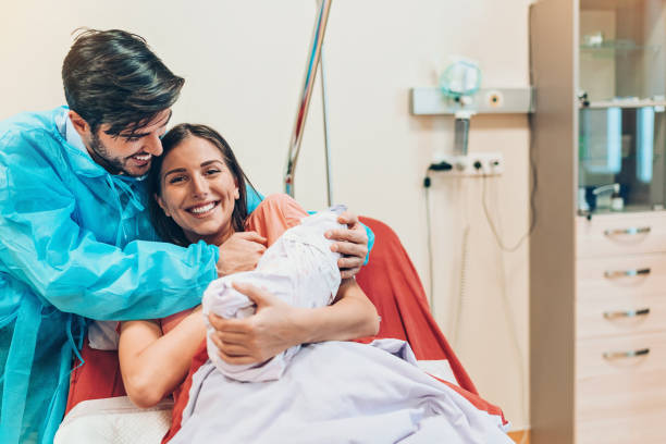 casal feliz após o parto de seu bebê - delivery room - fotografias e filmes do acervo