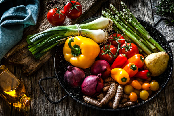 bodegón de verduras frescas - ingrediente fotos fotografías e imágenes de stock