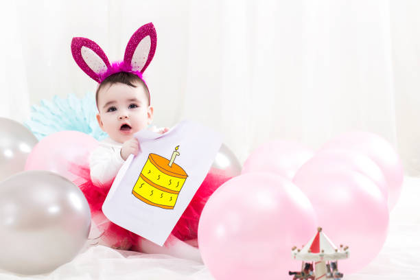 красивая маленькая девочка с воздушными шарами - baby holding babies only sign стоковые фо�то и изображения