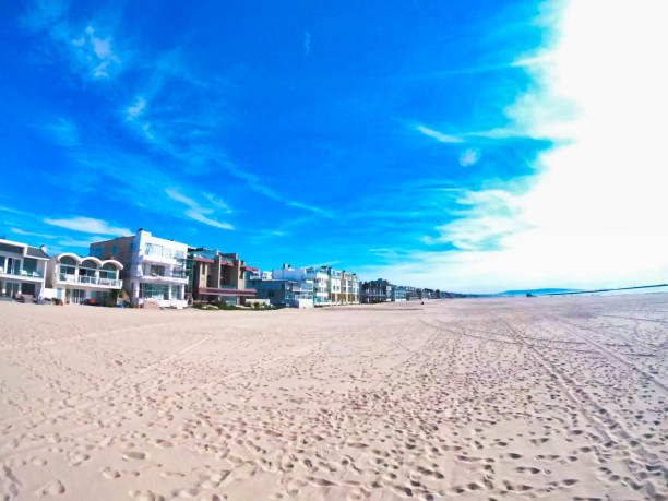 santa monica spiaggia nella costa occidentale - santa monica beach california house foto e immagini stock