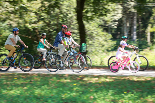 istock Full family on bikes in a green park 1125871694