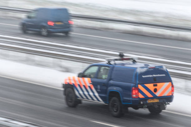 königlichen niederländischen marechaussee pick-up truck fahren auf einer autobahn in einem schneesturm schnee im winter - truck military armed forces pick up truck stock-fotos und bilder