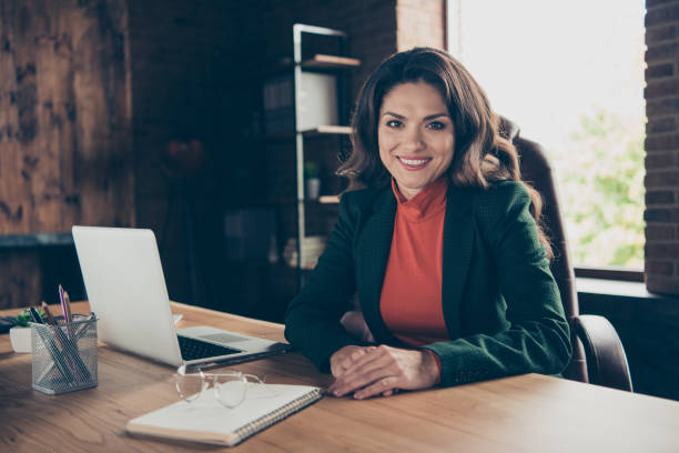 cerrar foto de atractivo de mediana edad ella su negocio señora w - seminar women recruitment meeting fotografías e imágenes de stock