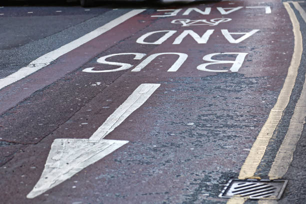 aleja autobusowa i rowerowa - bicycle london england cycling safety zdjęcia i obrazy z banku zdjęć