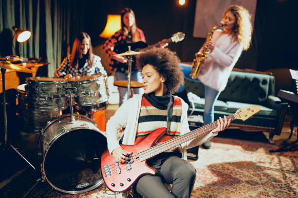 chicas tocando música jazz. - concierto de música pop fotografías e imágenes de stock