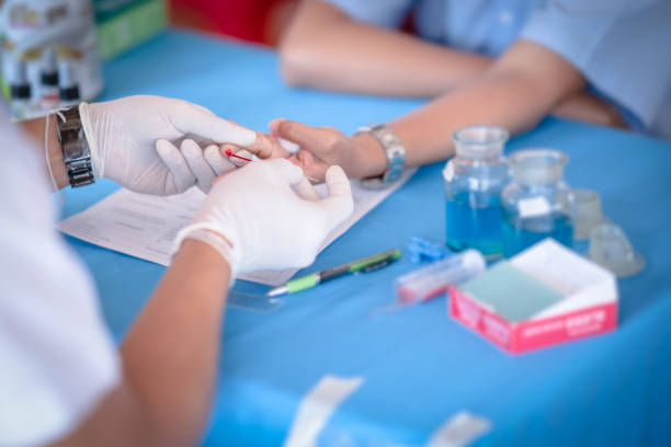 médecin contrôle sol de sang - test du sida photos et images de collection