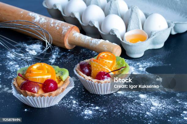 ケーキ麺棒や泡立て器小麦粉とテーブルの上のトレイに卵 - まな板のストックフォトや画像を多数ご用意 - まな板, ウクライナ, キウィフルーツ