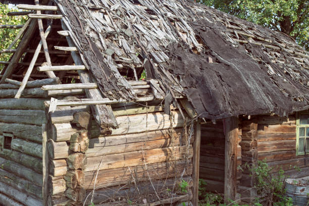 古くて壊れそうな木造住宅。台無しにされた屋根 - rickety ストックフォトと画像