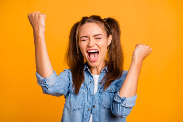 彼女を ponyt と彼女の女性はかなり夏ブルネットの写真を閉じる - women fist beautiful excitement ストックフォトと画像