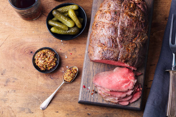 roast beef en tabla de cortar. fondo de madera. copia espacio. vista superior. - top sirloin british cuisine sirloin steak roast beef fotografías e imágenes de stock