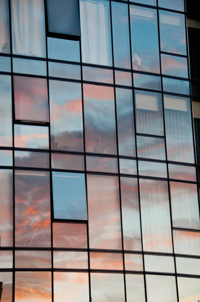 reflexion von pastell sonnenuntergang am fensterglas des modernen corporate office building - glass wall office building abstract stock-fotos und bilder