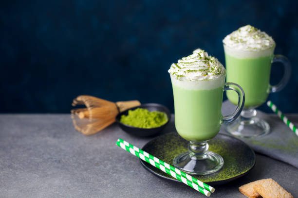 latte al tè verde matcha con panna montata. copiare lo spazio. - hot drink alcohol green glass foto e immagini stock