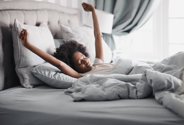 svegliati e fai cose fantastiche - wake up stretching women black foto e immagini stock