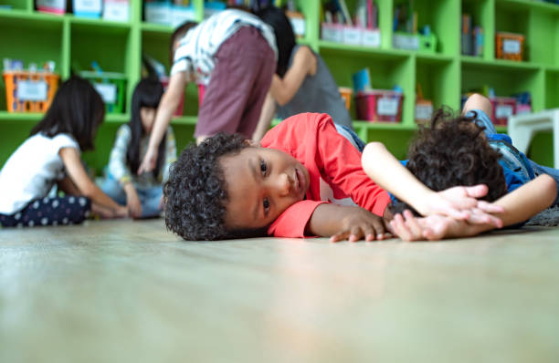 preschool in class - behavioral problems imagens e fotografias de stock