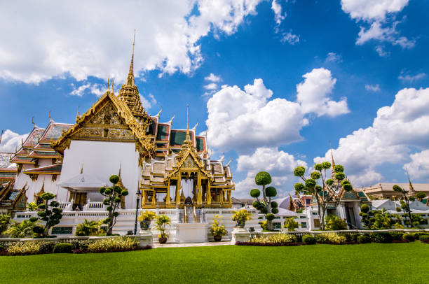 vue latérale du grand palais de bangkok, thaïlande - wat phra kaeo photos photos et images de collection
