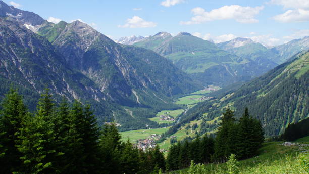 вид на долину леха в тироле - lechtal alps стоковые фото и изображения