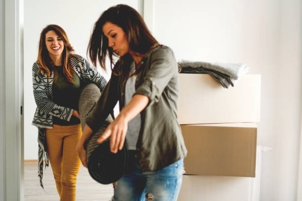 istock Carrying carpet with my girlfriend 1125902030