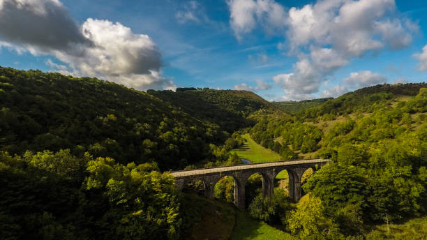 Stunning aerial view of a bridge, viaduct in the Peak District National park in England, Bakewell, UK Stunning aerial view of a bridge, viaduct in the Peak District National park in England, Bakewell, UK, Monsal trail, Headstone viaduct bakewell photos stock pictures, royalty-free photos & images
