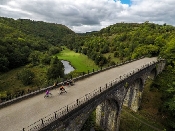 deslumbrante vista aérea de uma ponte, viaduto no parque nacional peak district, na inglaterra, bakewell, uk - derbyshire - fotografias e filmes do acervo