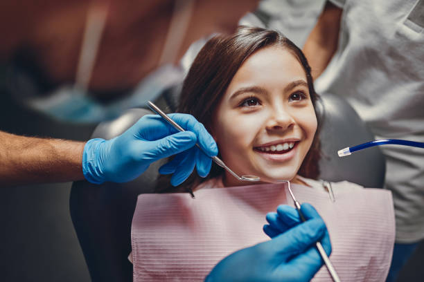 bambini in clinica odontoiatrica - human teeth healthcare and medicine medicine equipment foto e immagini stock