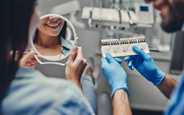 mujer en clínica dental - human mouth human teeth indoors young women fotografías e imágenes de stock