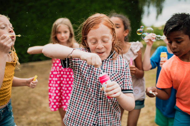 pronto para explodir as bolhas - bubble wand bubble child playful - fotografias e filmes do acervo