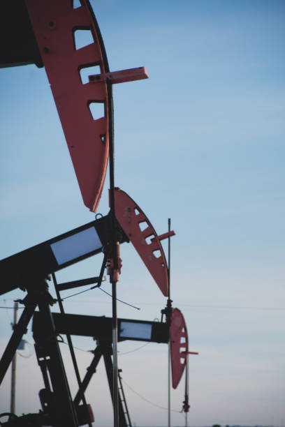 冬の大草原にデリック - oil industry vertical agriculture ストックフォトと画像