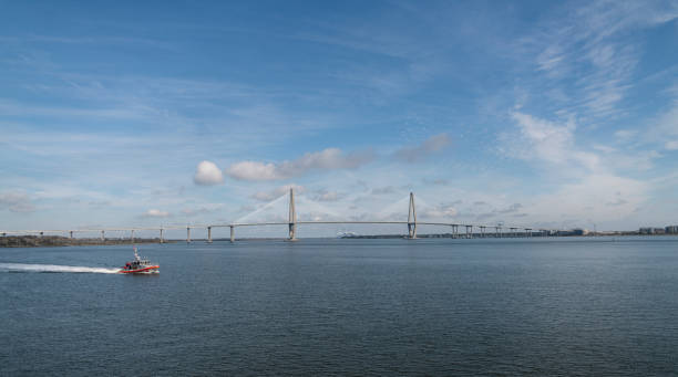 le bateau sur la rivière de cooper en face de l’arthur ravenel jr. bridge, charleston, caroline du sud - charleston harbor photos et images de collection