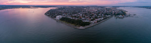 la magnifique vue aérienne de la charleston, caroline du sud, au coucher du soleil - charleston harbor photos et images de collection