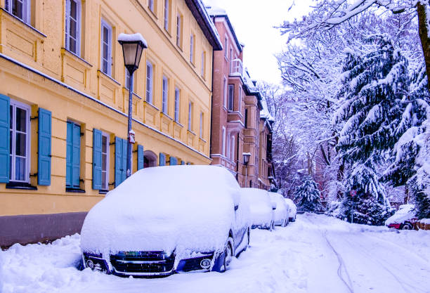 istock cars in winter 1125934711