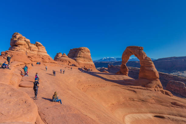 arco delicado no parque nacional arches - arches national park desert scenics landscape - fotografias e filmes do acervo