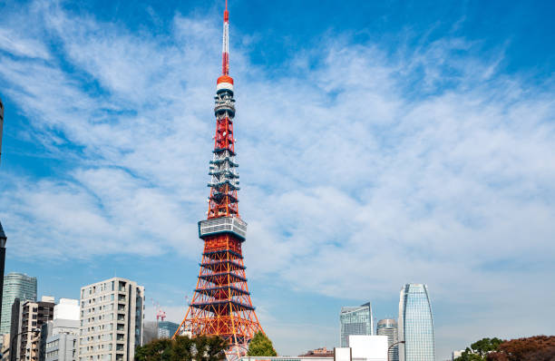 tour de tokyo avec un ciel bleu - hospital built structure building exterior architecture photos et images de collection