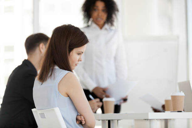 jovem trabalhador se sente ofendido frustrado durante reunião no trabalho - businesswoman frustration rudeness business - fotografias e filmes do acervo