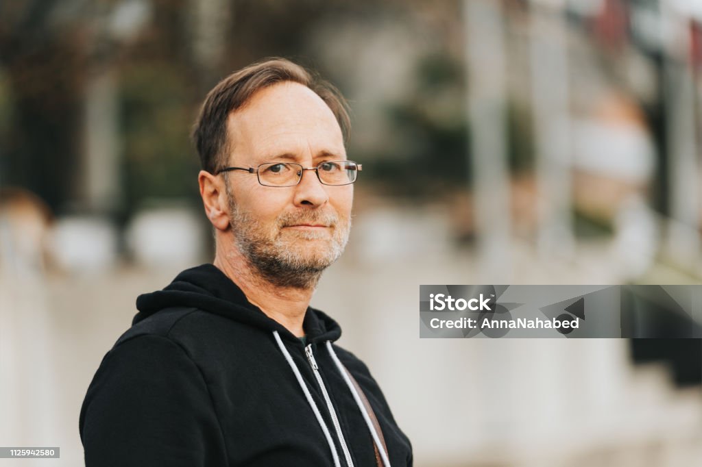 Outdoor Portret van 50-jarige man dragen zwart hoody en brillen - Royalty-free Mannen Stockfoto