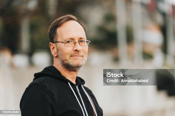 Outdoor Portret Van 50jarige Man Dragen Zwart Hoody En Brillen Stockfoto en meer beelden van Mannen