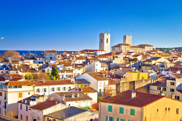 storico centro storico della costa azzurra di antibes lungomare e vista sui tetti - antibes foto e immagini stock