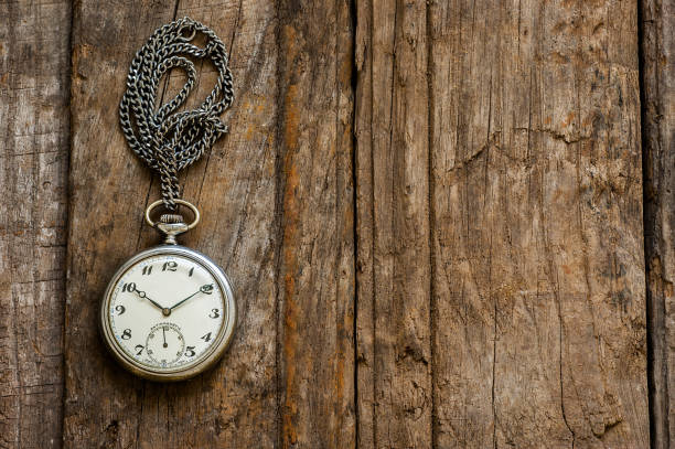 reloj de bolsillo de 1970 s antiguo, viejo y cadena, medallón vintage reloj sobre fondo de madera rustica castaño. concepto antiguo - anticuario anticuado fotografías e imágenes de stock