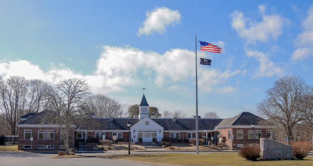 falmouth rathaus im sonnigen wintertag - town rural scene road new england stock-fotos und bilder