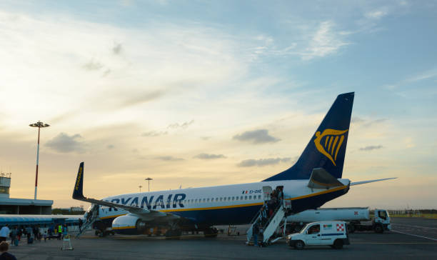 pasażerowie opuszczają samolot taniego przewoźnika ryanair na lotnisku ciampino wieczorem - ciampino zdjęcia i obrazy z banku zdjęć