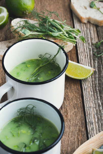 зеленый гороховый суп - vegan pea soup стоковые фото и изображения