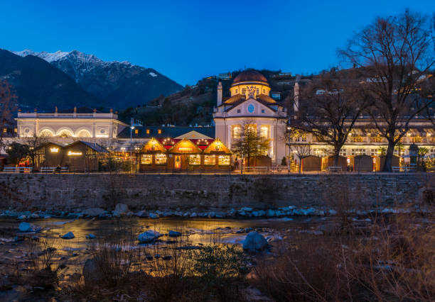 meraner weihnachtsmarkt in den abend, trentino-südtirol, norditalien. - merano stock-fotos und bilder