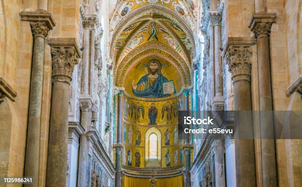 Vista Interna Nella Splendida Cattedrale Di Cefalù Sicilia Italia Meridionale - Fotografie stock e altre immagini di Abside