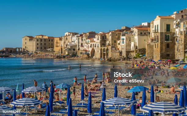 Cefalù Lungomare Con Peole Rilassante In Una Soleggiata Giornata Estiva Sicilia Italia Meridionale - Fotografie stock e altre immagini di Accogliente