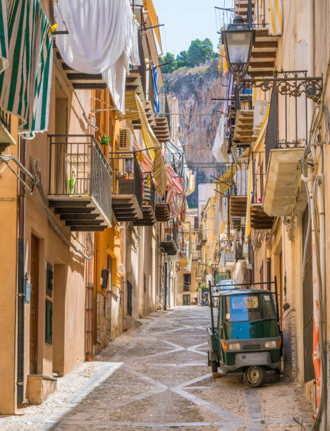 una acogedora calle en cefalù, rica en detalles y colores. sicilia, sur de italia. - palermo fotografías e imágenes de stock