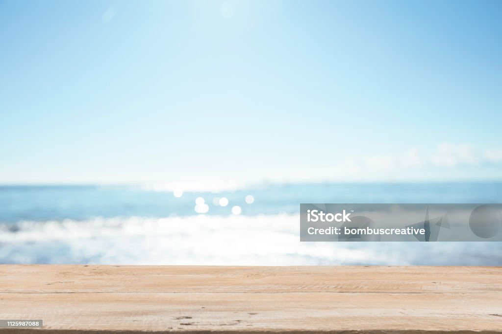 Tablones de madera vacíos con playa de desenfoque en el fondo - Foto de stock de Fondos libre de derechos