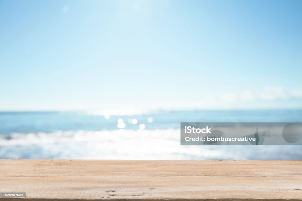 背景にぼかしビーチで空の木板 - 背景のロイヤリティフリーストックフォト